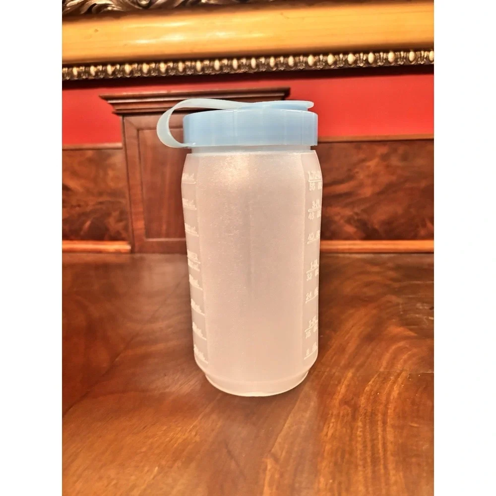 Vintage Rubbermaid Servin' Saver 1.75 Qt Drink Container Pitcher Blue Lid‎ 56 oz